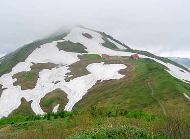 朝日岳より前朝日岳と朝日小屋を望む 朝日岳より前朝日岳と朝日小屋を望むの図